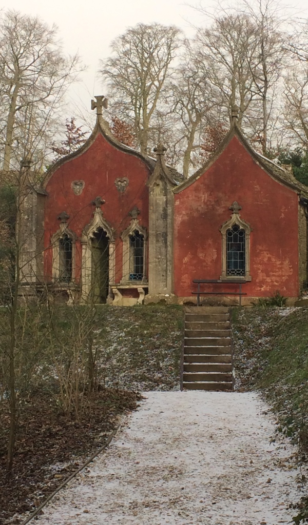 red house painswick snow